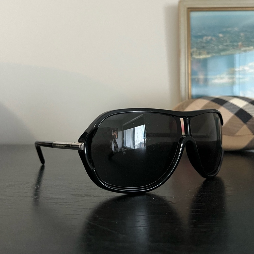 Burberry black sunglasses with case